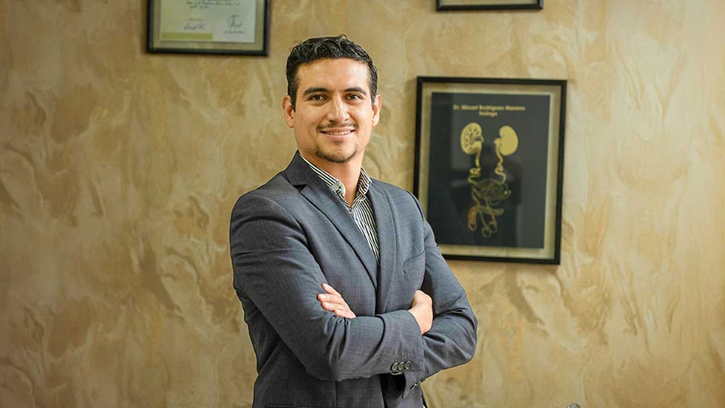 Dr. Misael Rodríguez Moreno, urólogo en consulta